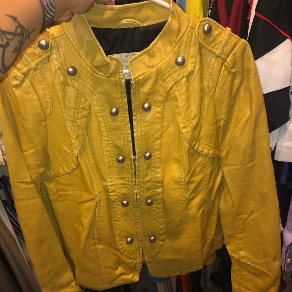 Women’s yellow daytrip leather jacket. Size small.